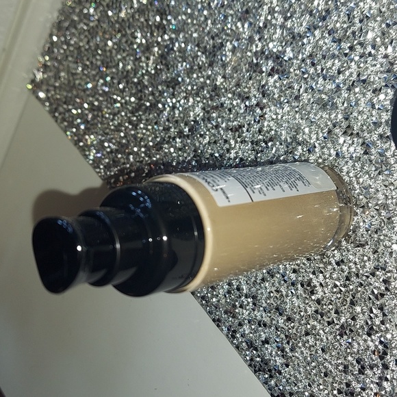 3 bundle products, 2 foundations and sponges - Picture 7 of 12